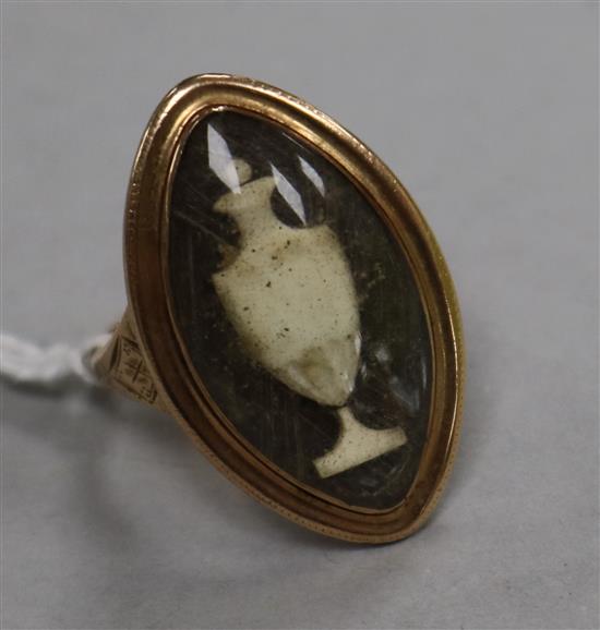 A George III yellow metal mourning ring, size R.